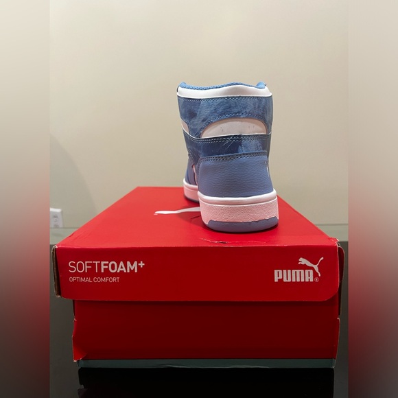 Size 5 Junior Puma Sneakers - Picture 2 of 4